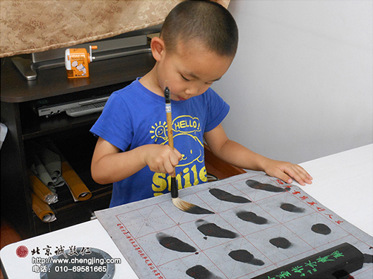 對於剛入學的孩童，先從認識文房四寶，使用水寫帛開始，建立書寫的規矩。