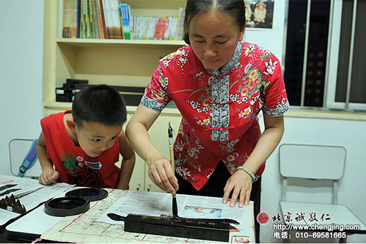 老师也会适时示范，好学而细心的优优会专注每一笔认真学习。