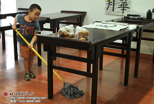 下课后，优优主动帮助书法教室的老师打扫卫生， 